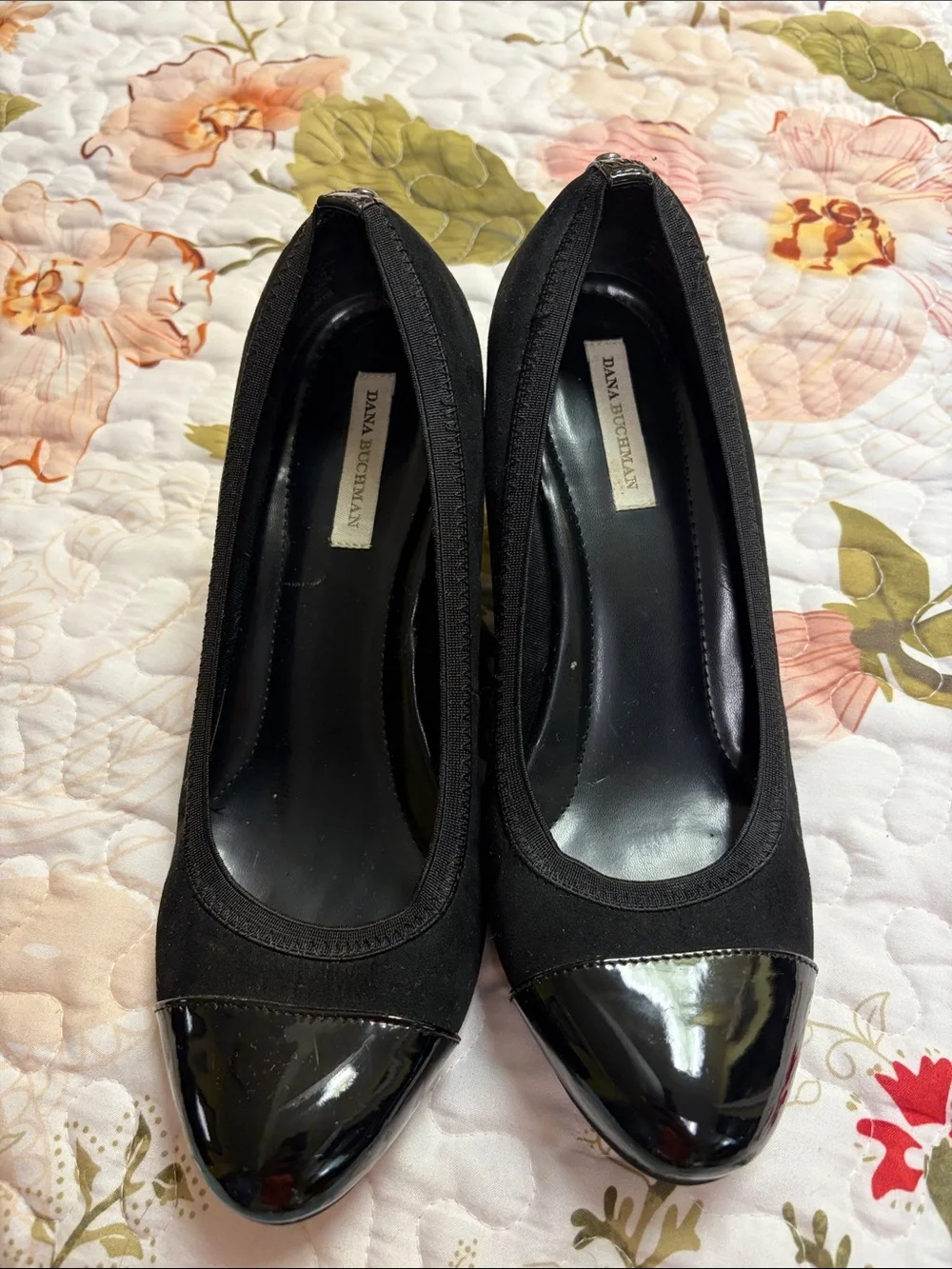 Dana Buchman black wedges